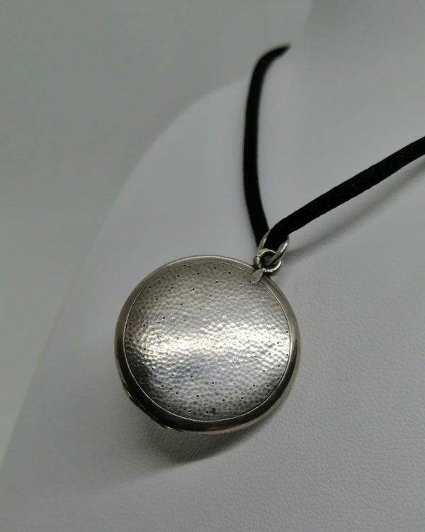 Pendentif argent, porte-photo, rond sobre fleur et petite pierre, 1900-20. – Image 5