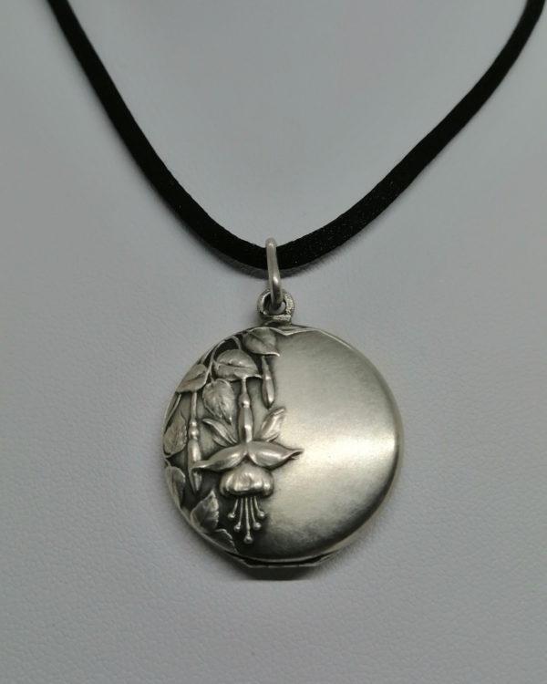 Pendentif argent, porte-photos, avec décor de Fuchsias, Art Nouveau, 1900. – Image 2