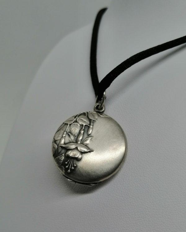 Pendentif argent, porte-photos, avec décor de Fuchsias, Art Nouveau, 1900. – Image 5