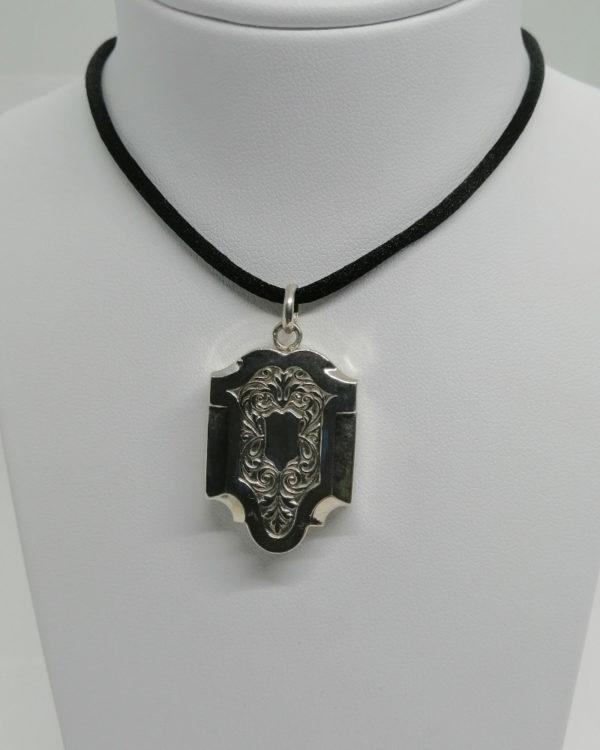 Pendentif argent, porte-photo, de forme particulière et décor végétal, 1900.