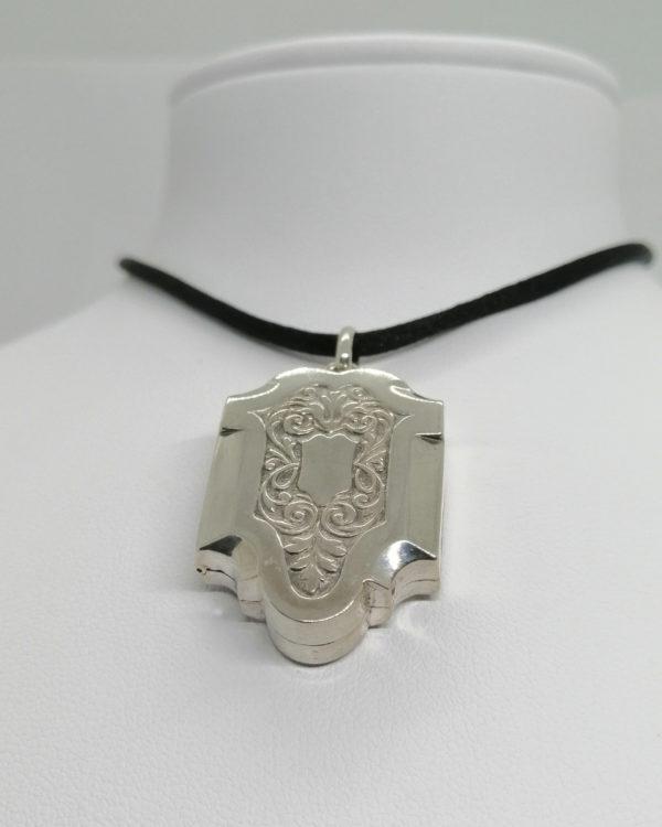 Pendentif argent, porte-photo, de forme particulière et décor végétal, 1900. – Image 2