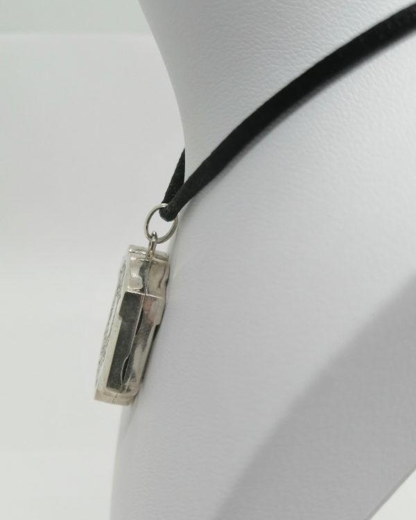 Pendentif argent, porte-photo, de forme particulière et décor végétal, 1900. – Image 3