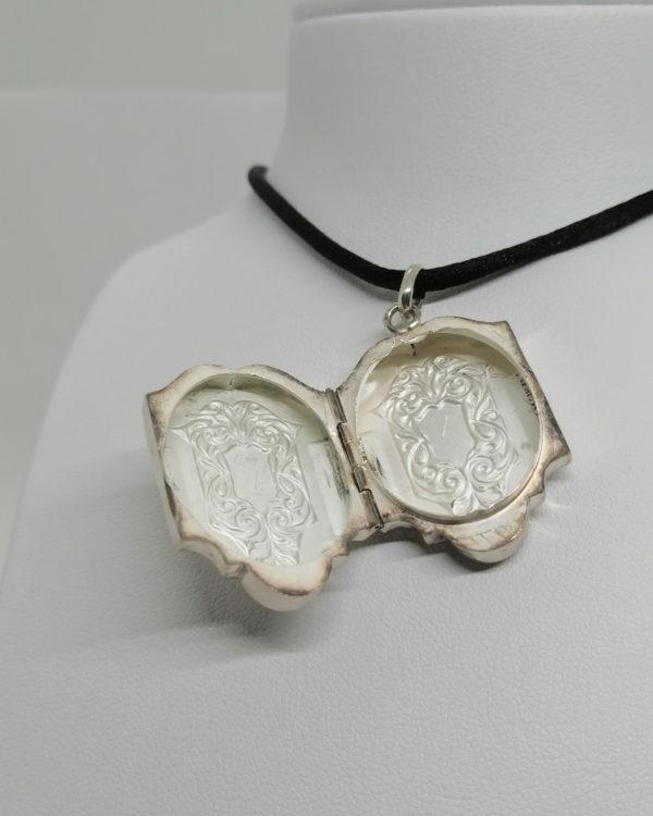 Pendentif argent, porte-photo, de forme particulière et décor végétal, 1900. – Image 4