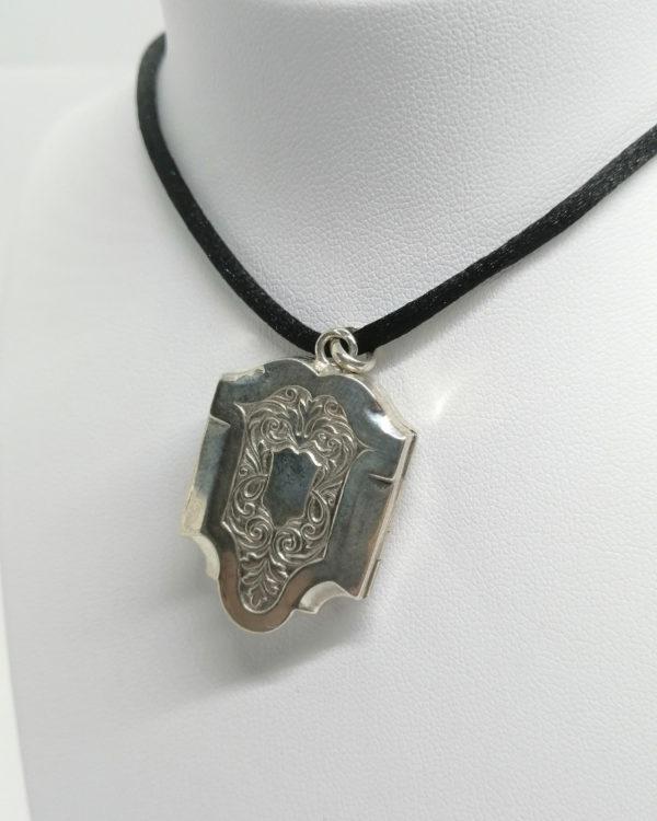 Pendentif argent, porte-photo, de forme particulière et décor végétal, 1900. – Image 5