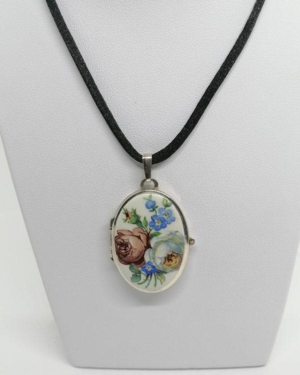 Pendentif argent, porte-photo, décor émaillé de fleurs, 1930-40.