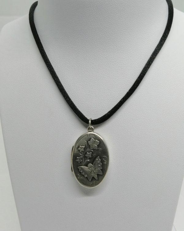 Pendentif/cassolette argent, porte-photo, décor fleurs et papillon, Anglais,1889.