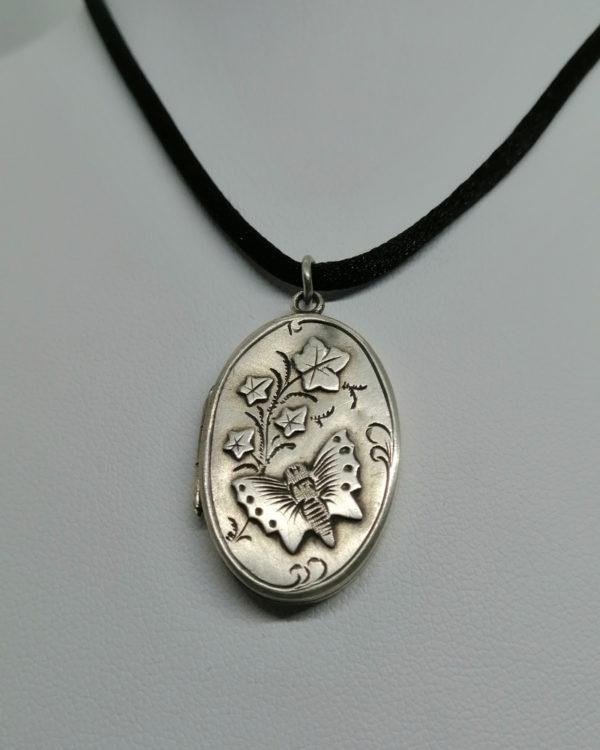 Pendentif/cassolette argent, porte-photo, décor fleurs et papillon, Anglais,1889. – Image 2