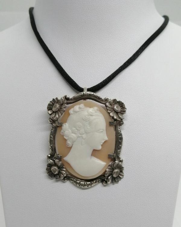 Pendentif argent, cadre aux marguerites et camée portrait, Art Nouveau.