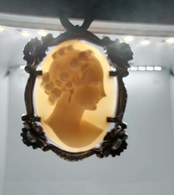 Pendentif argent, cadre aux marguerites et camée portrait, Art Nouveau. – Image 4