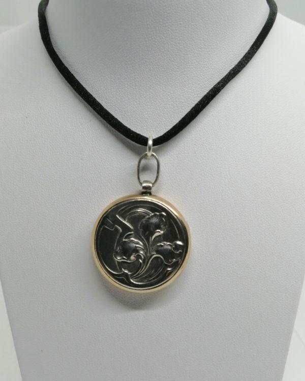 Pendentif argent/vermeil rosé, porte-photo, bicolore avec iris, Art Nouveau, vers 1900.