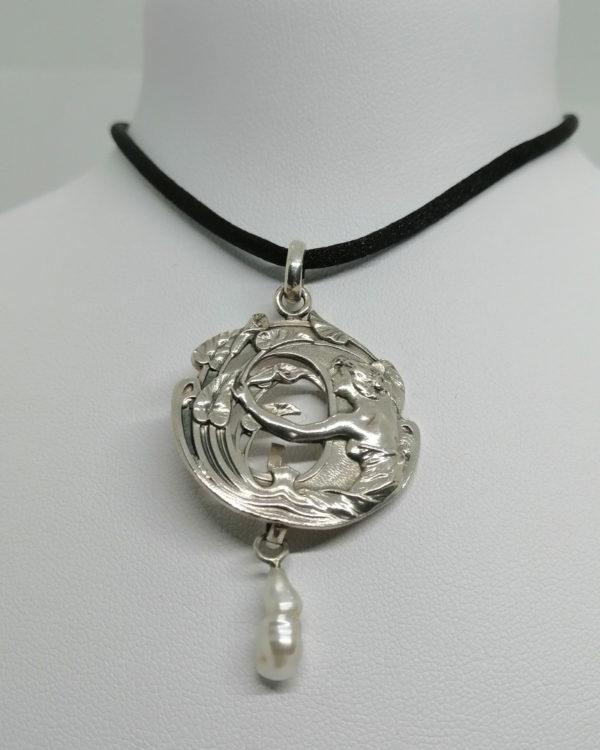 Pendentif argent, ajouré, décor femme et joncs, Art Nouveau ,1900.