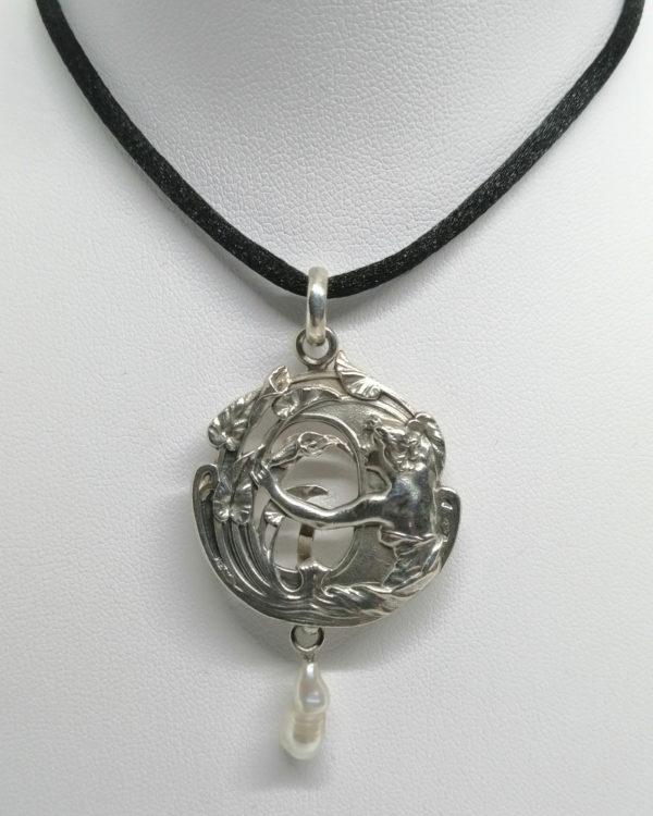 Pendentif argent, ajouré, décor femme et joncs, Art Nouveau ,1900. – Image 2