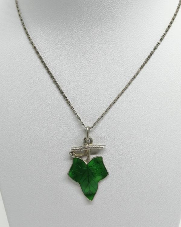 Pendentif argent, feuille de vigne émail guilloché, Art Nouveau, vers 1900.
