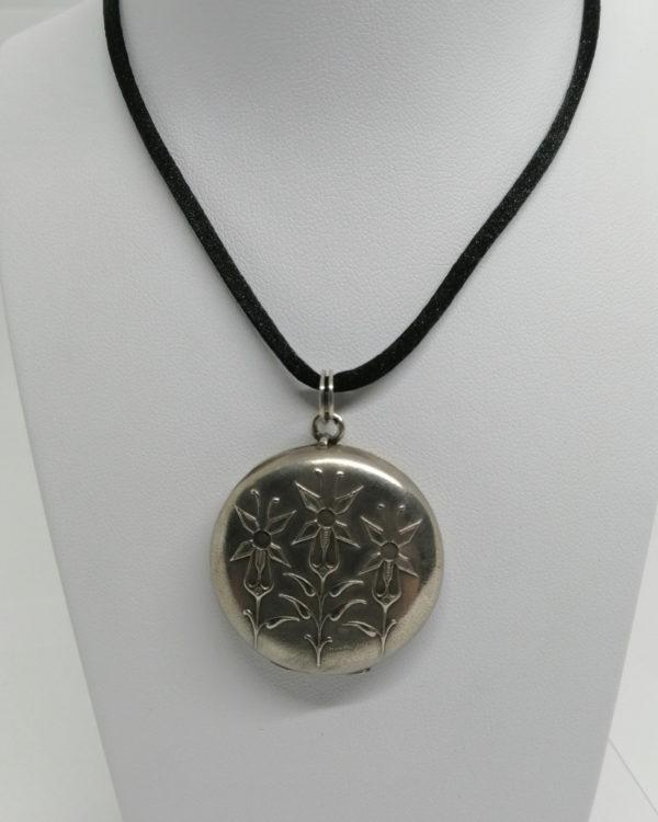 Pendentif argent, porte-photo, avec décor art nouveau de fleurs stylisées, signé,vers 1900.