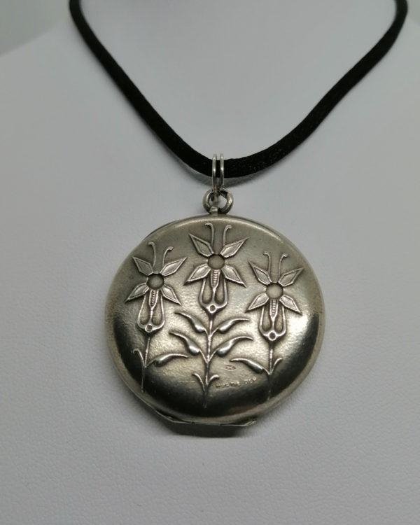 Pendentif argent, porte-photo, avec décor art nouveau de fleurs stylisées, signé,vers 1900. – Image 2