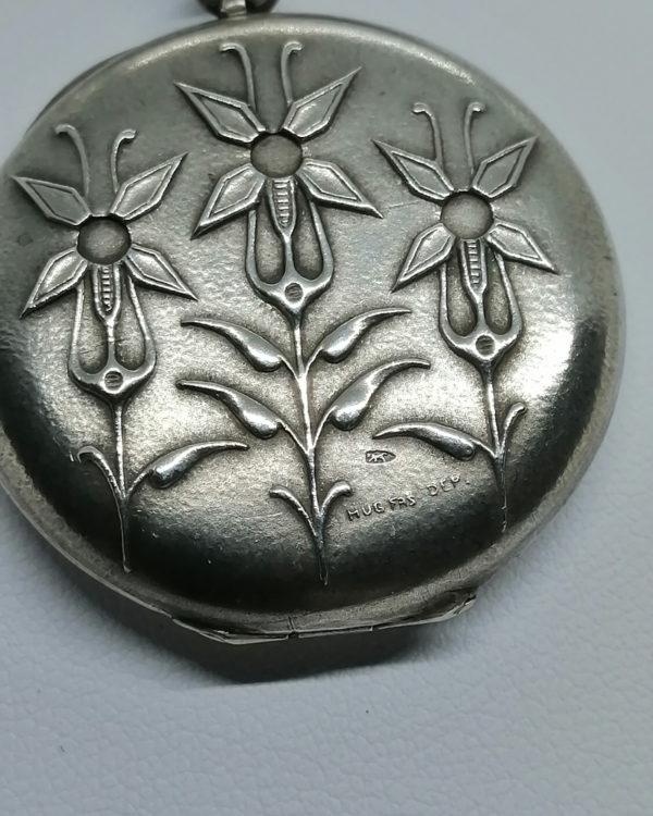 Pendentif argent, porte-photo, avec décor art nouveau de fleurs stylisées, signé,vers 1900. – Image 3