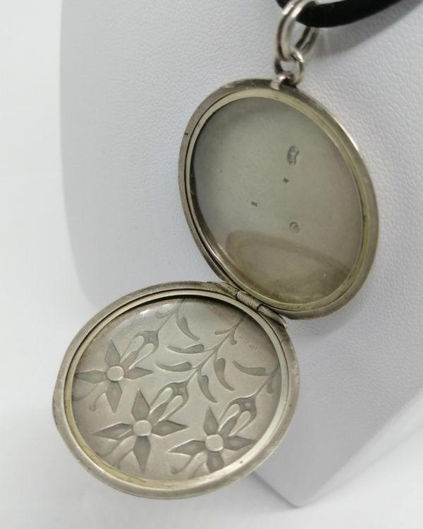 Pendentif argent, porte-photo, avec décor art nouveau de fleurs stylisées, signé,vers 1900. – Image 5