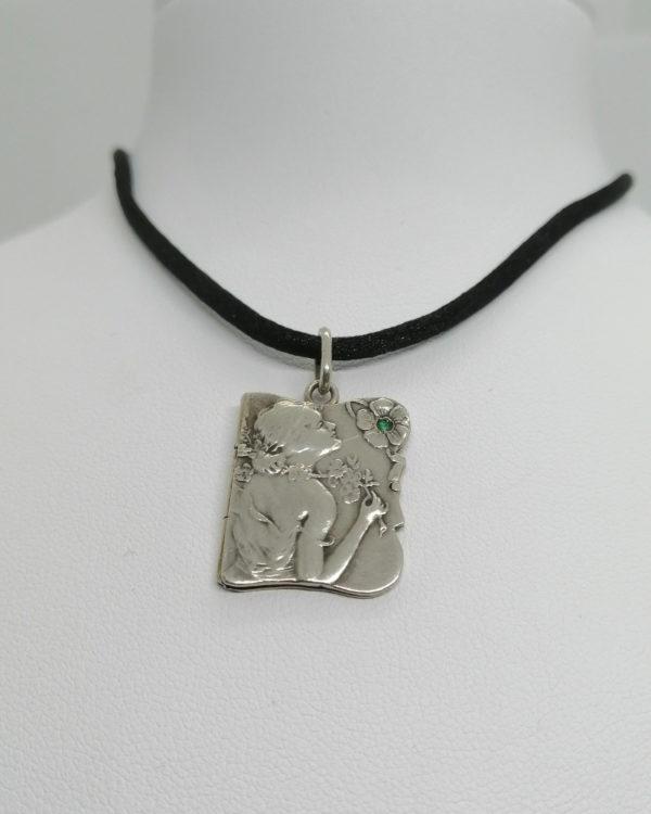 Pendentif argent, carnet souvenir, décor femme aux fleurs, Art Nouveau, 1900. – Image 2