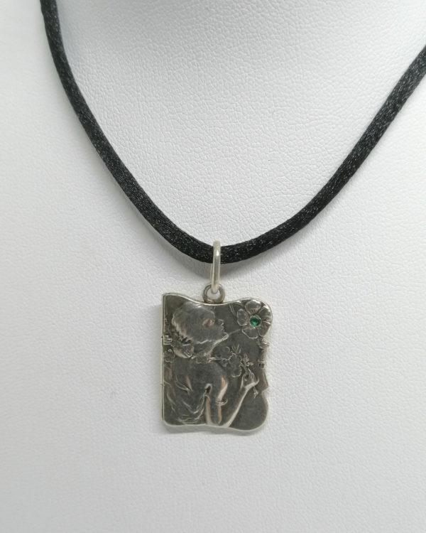 Pendentif argent, carnet souvenir, décor femme aux fleurs, Art Nouveau, 1900.