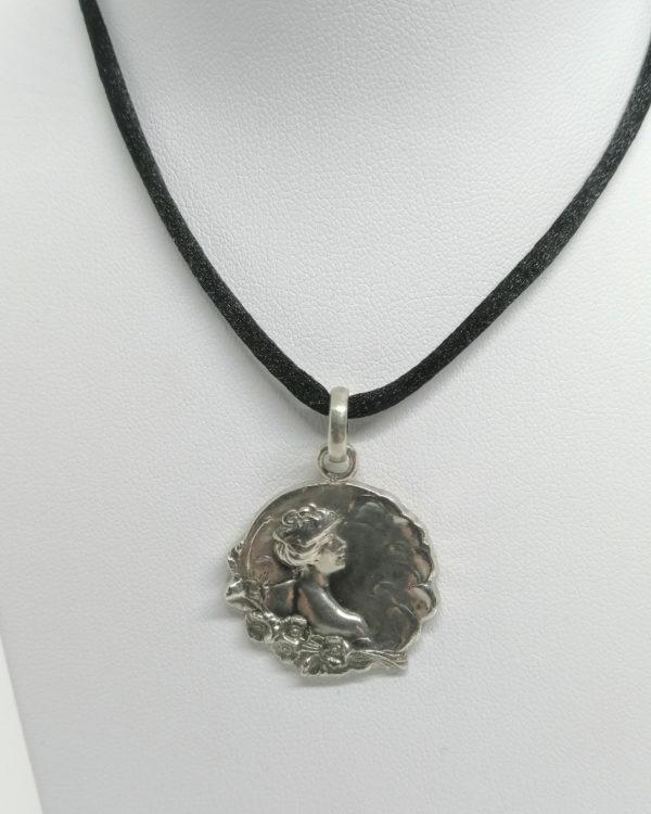 Pendentif argent, portrait de femme aux fleurs, signé, Art Nouveau , vers 1900.