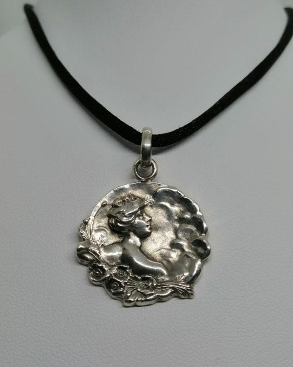 Pendentif argent, portrait de femme aux fleurs, signé, Art Nouveau , vers 1900. – Image 2