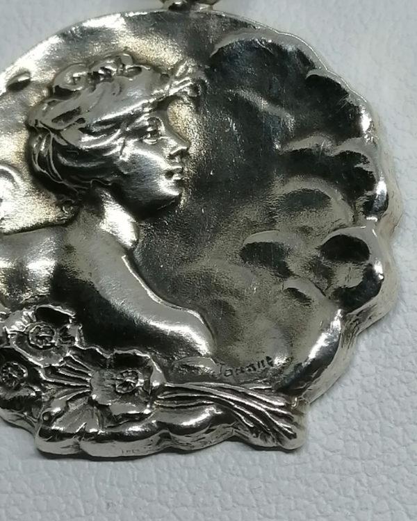 Pendentif argent, portrait de femme aux fleurs, signé, Art Nouveau , vers 1900. – Image 3