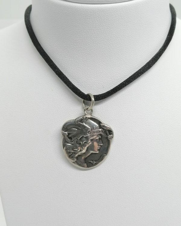 Pendentif argent, femme casqué décor Art Nouveau, signé Becker, 1900.