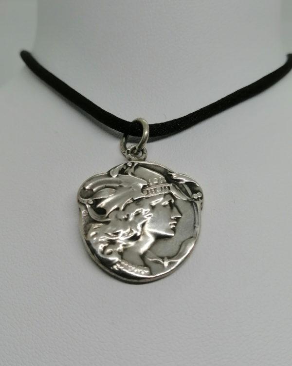 Pendentif argent, femme casqué décor Art Nouveau, signé Becker, 1900. – Image 2