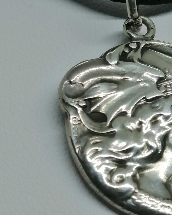 Pendentif argent, femme casqué décor Art Nouveau, signé Becker, 1900. – Image 3