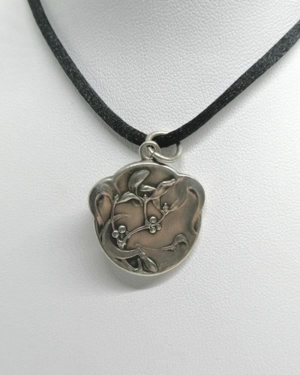 Pendentif argent, femme casqué décor Art Nouveau, signé Becker, 1900. – Image 5