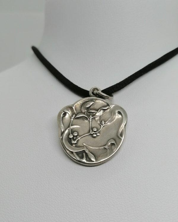 Pendentif argent, femme casqué décor Art Nouveau, signé Becker, 1900. – Image 6