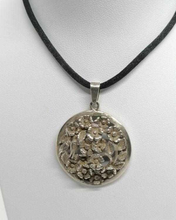 Pendentif argent, décor oiseau et fleurs, feuillages, vers 1900.
