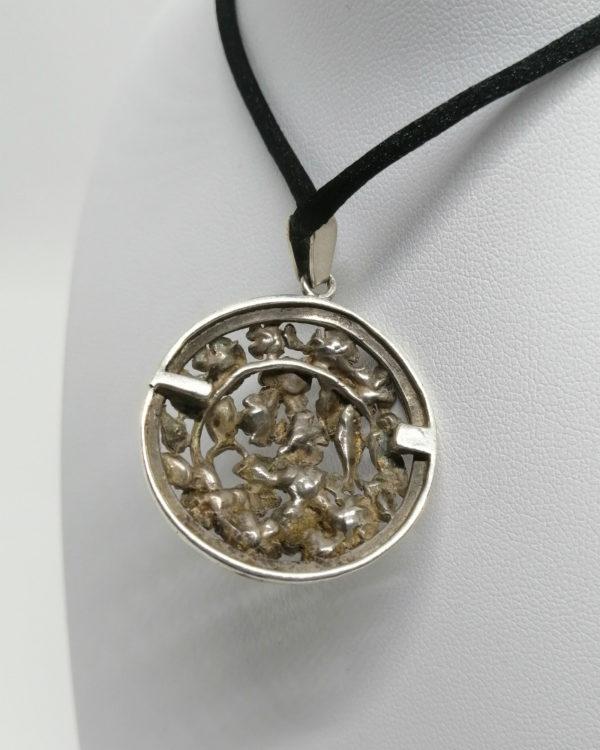 Pendentif argent, décor oiseau et fleurs, feuillages, vers 1900. – Image 3