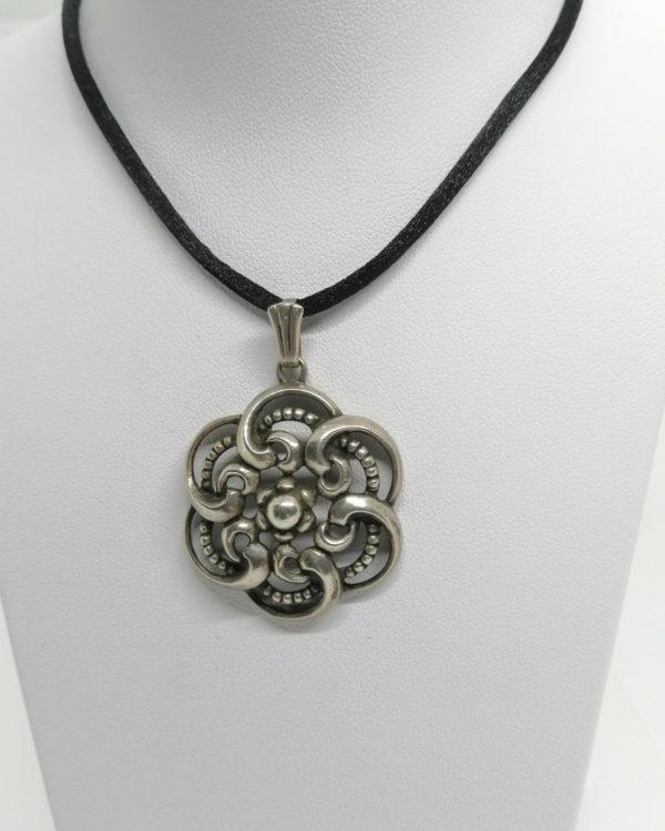 Pendentif argent, motifs ajourés et perlés, vers 1920.