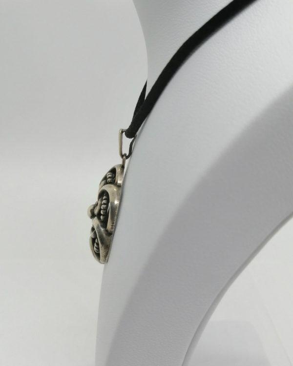 Pendentif argent, motifs ajourés et perlés, vers 1920. – Image 2