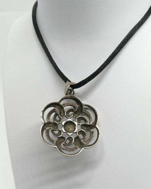 Pendentif argent, motifs ajourés et perlés, vers 1920. – Image 3