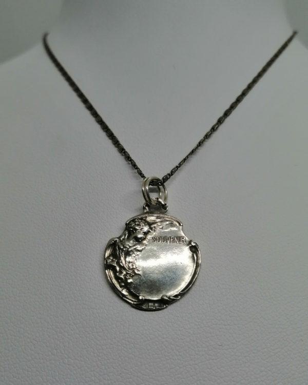 Pendentif argent, médaille souvenir avec angelot, et végétation, signé, Art Nouveau vers 1900. – Image 2