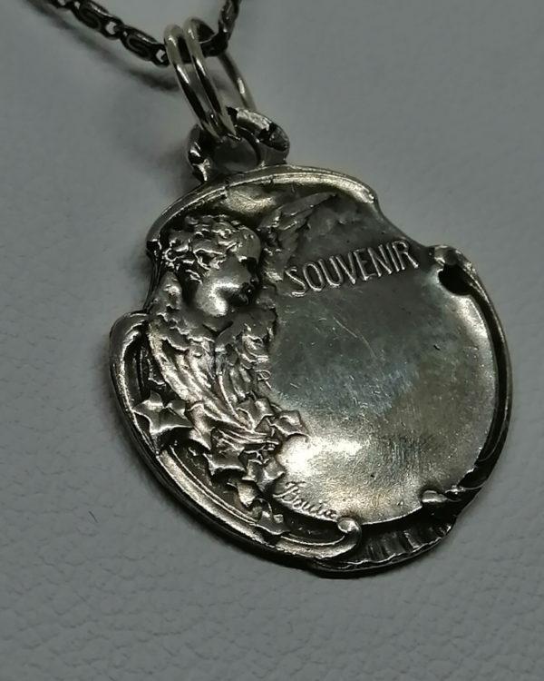 Pendentif argent, médaille souvenir avec angelot, et végétation, signé, Art Nouveau vers 1900. – Image 3