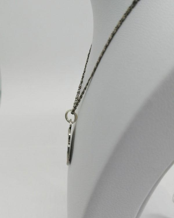 Pendentif argent, médaille souvenir avec angelot, et végétation, signé, Art Nouveau vers 1900. – Image 4