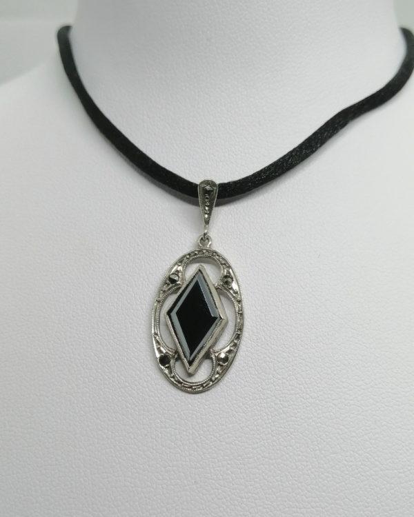 Pendentif argent, ovale et ajouré, avec hématite et marcasites, Art Déco, vers 1925-30.