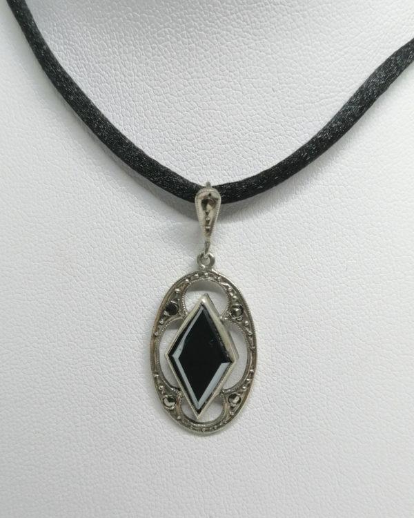 Pendentif argent, ovale et ajouré, avec hématite et marcasites, Art Déco, vers 1925-30. – Image 2