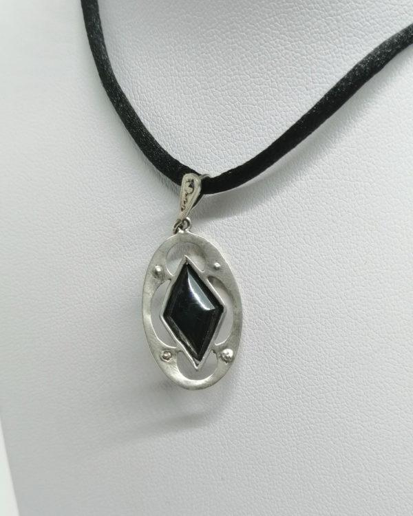 Pendentif argent, ovale et ajouré, avec hématite et marcasites, Art Déco, vers 1925-30. – Image 4