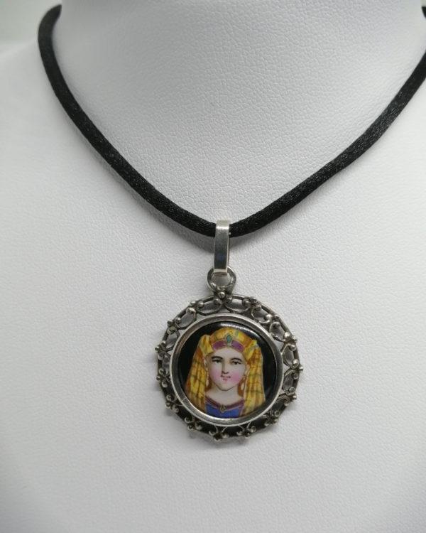 Pendentif argent, avec au centre une peinture émaillée d'un Pharaon.