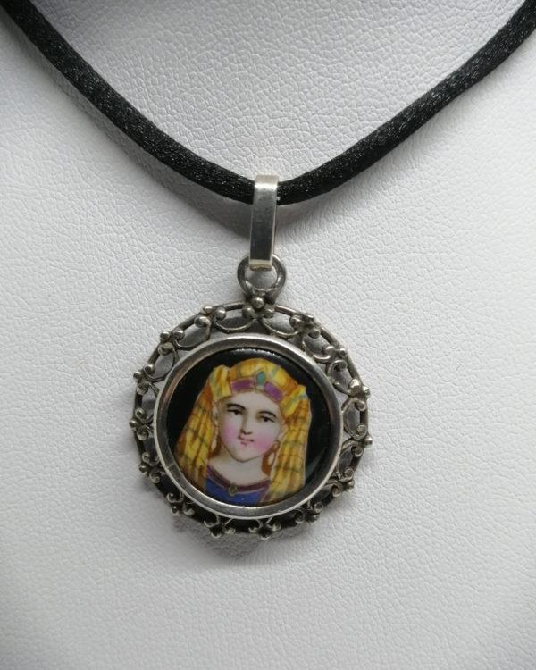 Pendentif argent, avec au centre une peinture émaillée d'un Pharaon. – Image 2