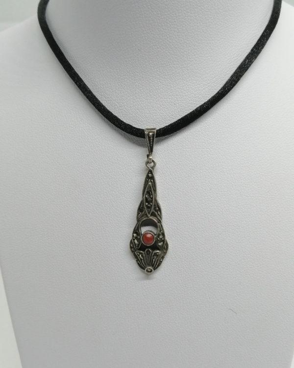 Pendentif argent, pavage marcasites et petit cabochon de corail, 1920.