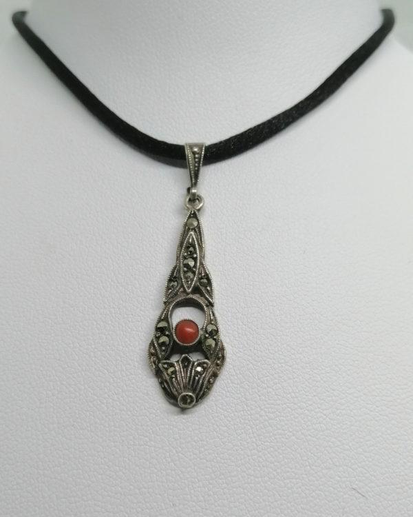 Pendentif argent, pavage marcasites et petit cabochon de corail, 1920. – Image 2