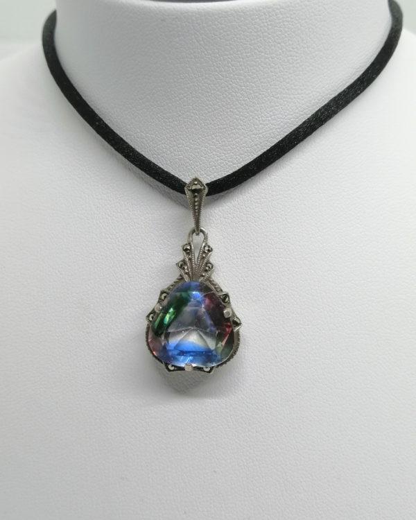 Pendentif argent, avec pierre multicolore et marcasites.