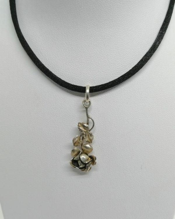 Petit pendentif argent, représentant une rose et feuillage, vers 1900.
