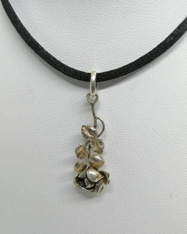 Petit pendentif argent, représentant une rose et feuillage, vers 1900. – Image 2