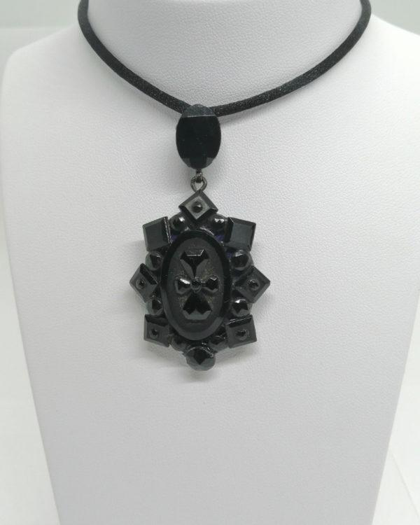 Pendentif, cassolette porte-photo en Jais, fin 19ième siècle.